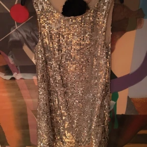  - Superfin klänning från bikbok.