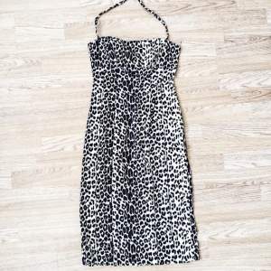 Tajt leopard klänning i jätte bra skick, använd 2 gånger! Köpt i USA från Bebe butiken för många år sen. Den passar någon mellan 34-36 storlekar för den har lite stretch. Sitter bra, håller form, och typ 'håller in' allt så alla mina vänner som har provat har sett super snygga ut i den ;)