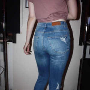  - Supersnygga jeans med hål i från BikBok. Storlek XS, passar bättre på en small. Superstretchiga!  Frakt kostar 60kr. Kan även mötas upp :)