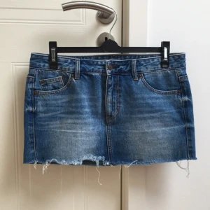  - Kort jeanskjol från pull&bear, använd en gång