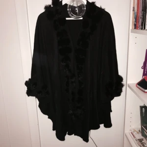  - Poncho från Monroe World med kaninpälstofsar, den är delad och sätts ihop med en liten hake👩🏽👩🏼 ink.frakt 
