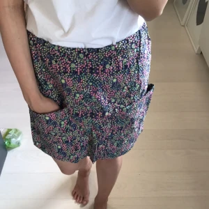  - Kjol med fickor från Åhléns. Den är tunn och passar bra till sommaren.  Fint skick. Ordinarie pris 350kr  Frakt tillkommer 