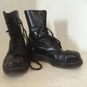  - Svarta docs. Lite slitna på framkanten(bild 3) men annars i bra skick!! 