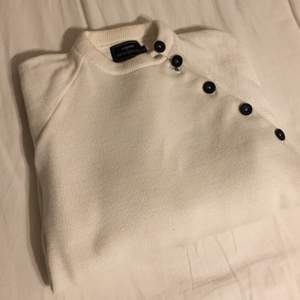 En snygg tröja från Henri Lloyd - krämvit färg
Sparsamt använd
Säljer pga för stor för mig
Hyfsat stor L vilket gör att den passar XL också!
Möts upp vid intresse! 