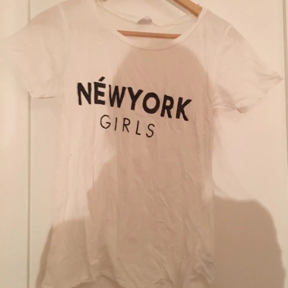 Vit tröja från Gina tricot där det står new york girls. T-shirts.