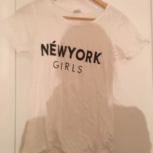  - Vit tröja från Gina tricot där det står new york girls