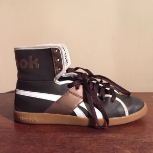  - Oanvända fräna Reebok-sneakers
Storlek 39