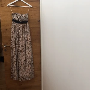  - Somrig långklänning, endast använd vid ett tillfälle (se sista bilden) svarta bandet under brösten är resår och därför väldigt anpassningsbar