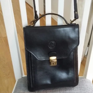  - Svart läderväska. Använd ett fåtal gånger. Superfin! 