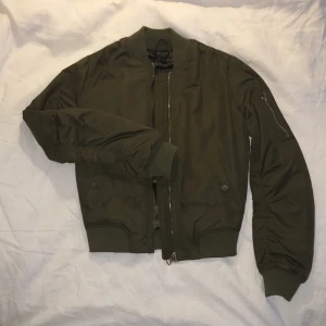  - Armygrön jacka från topshop. Nypris 700. 
