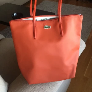  - Lacoste väska, prima kvalité  Original pris ca500kr Somrig färg
