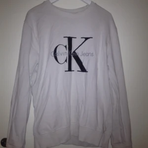  - Säljer en vit Calvin klein tröja, använt den till och från i ca ett år, men den är i bra skick!  Kan mötas upp :)