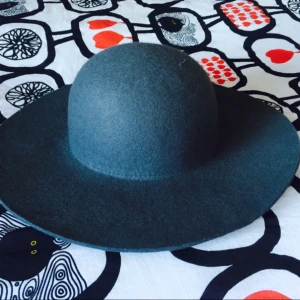  - Gina Tricot wool hat, used couple of times, like new