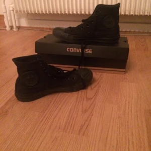  - Helsvarta Converse inköpta här på Plick. Storlek verkar inte vara min starka sida, och av denna anledning är de till salu. De var i princip nya när jag köpte dem och jag har använt dem ca 50-70gånger sen dess. Med andra ord är de i väldigt bra skick! Köparen står för frakten och betalningen sker via Swish!👽✨