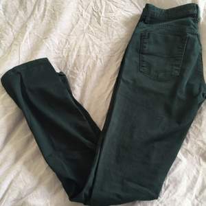 Marinblå Filippa K jeans. Klassisk modell med medelhög midja och raka nedtill.  