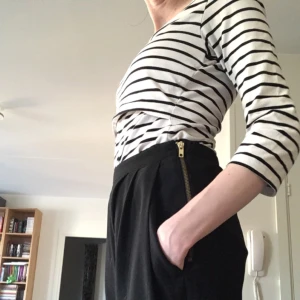  - Svarta byxor, lös passform, snygga veck, fickor och dragkedja i sidan. Otroligt sköna! Köpta på Lindex för 2 år sen men bara använda ett fåtal gånger eftersom de inte är min stil. Material: polyester 

Jag skickar med posten eller möter upp i Stockholm. Betalning via Plick, kontoinbetalning, kontant eller swish.