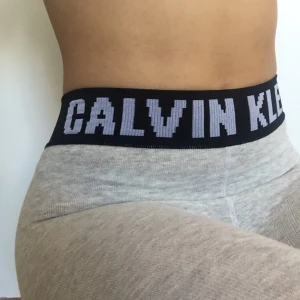  - Högmidjade tights/långkalsonger från Calvin Klein. Liten i storlek men passar mig som har S/M på underdelar. Köp 1 för 100kr + frakt eller köp 2 för 180kr och gratis frakt. Nypris 200kr styck