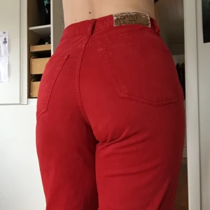  - Supersköna högmidjade röda jeans!!  