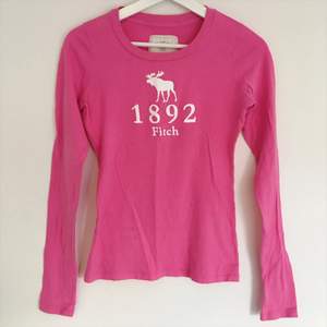 Rosa långärmad tröja från Abercrombie & fitch, väldigt fint skick endast använd ett fåtal gånger