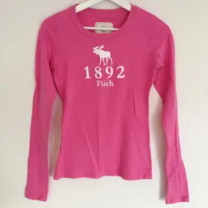 Rosa långärmad tröja från Abercrombie & fitch, väldigt fint skick endast använd ett fåtal gånger