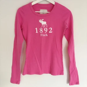  - Rosa långärmad tröja från Abercrombie & fitch, väldigt fint skick endast använd ett fåtal gånger