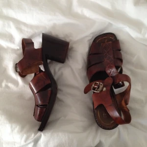 Lädersandaler med klack, köpta 2nd hand men knappt använda!  - Lädersandaler med klack, köpta 2nd hand men knappt använda! 