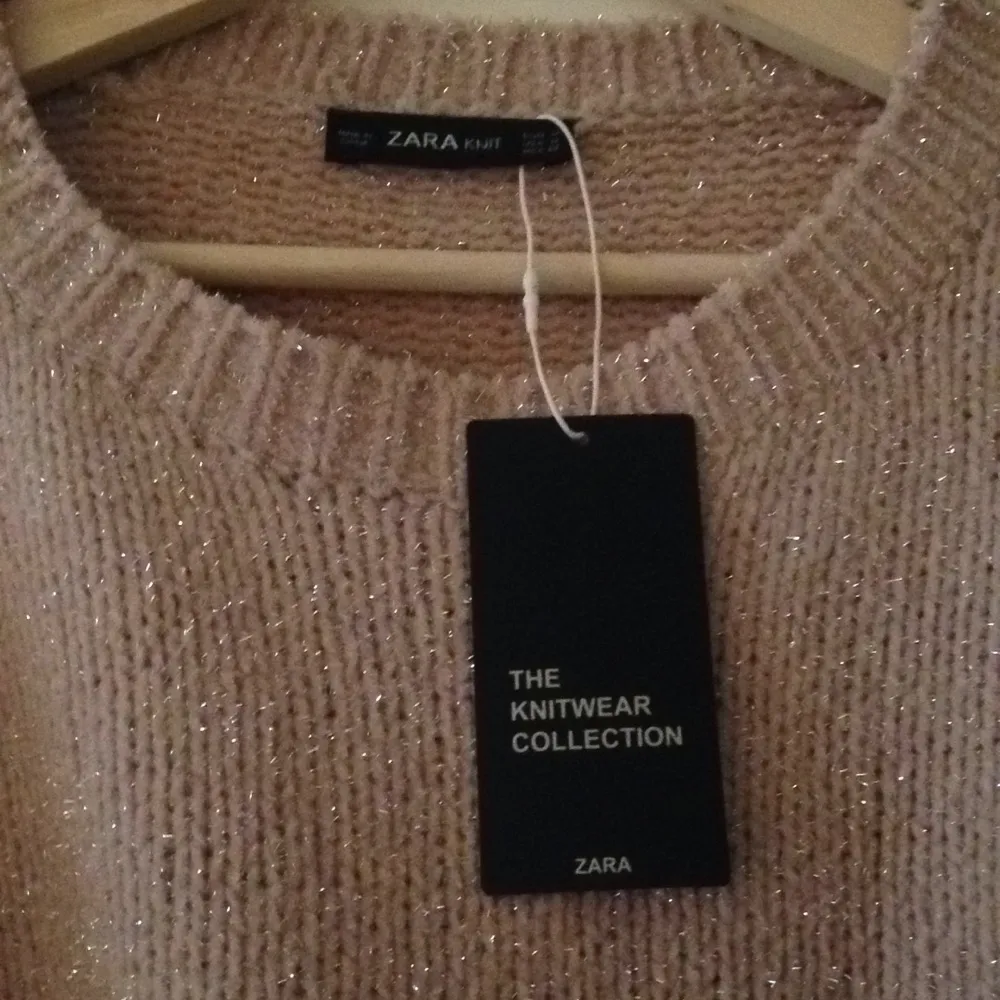 Oanvänd midjekort tröja från Zara Knitwear Collection.  Glitterderaljer i tyget och grå kant längst ner. . Stickat.