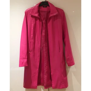  - Galen chockrosa kappa!! Har tyvärr bara blivit hängande och den förtjänar kärlek! Gillar du att synas är det ytterplagget för dig 💕