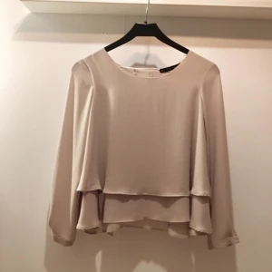  - Blus med volang. Från Zara, bra skick! 