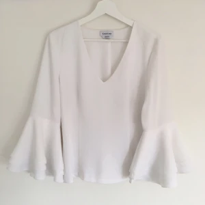  - Jättesnygg tröja med trumpetarmar köpt på BeBe i USA. Aldrig använd, säljes pga fel storlek. Nypris 800kr