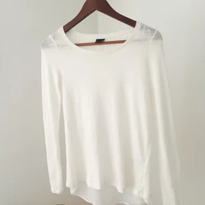  - Vit långärmad tröja från Ginatricot med slit på baksidan!