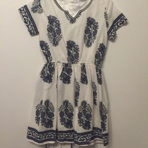  - Mönstrad sommarklänning från Australien. 