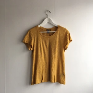  - Senapsgul t-shirt från hm!