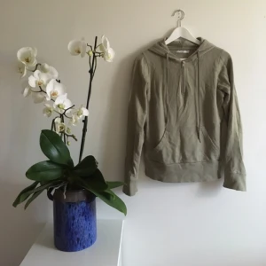  - Superskön tröja med otroligt mjuk insida i ljust skogsgrön färg från VILA. 