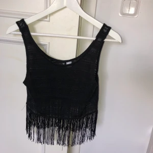 Magtröja med trådar - Magtröja med trådar  som räcker ned till naveln ungefär. Strl S