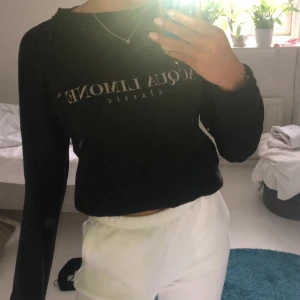 Sweatshirt  - En svart acqua limone sweatshirt i storlek XS. Väldigt fint skick! Hör av dig om du är intresserad. Frakt ingår ej i priset. 