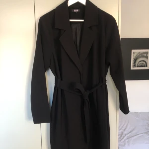 Trenchcoat  - Trenchcoat från BikBok i storlek S