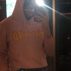 Rosa Thrasher hoodie - Säljer då den inte riktigt är min stil längre, använd cirka 5-6 gånger, äkta, nedsatt pris då silver bingarna som ska sitta uppe där snöret kommer ut har försvunnit, skickas nytvättat och inga fläckar på tröjan