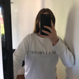 Aqua Limone tröja - Säljer min vita Acqua Limone tröja då jag inte använder den längre!😊 väldigt fint skick ☺️ storlek xs men skulle också säga S, säljes för 200 kr + frakt 🌸