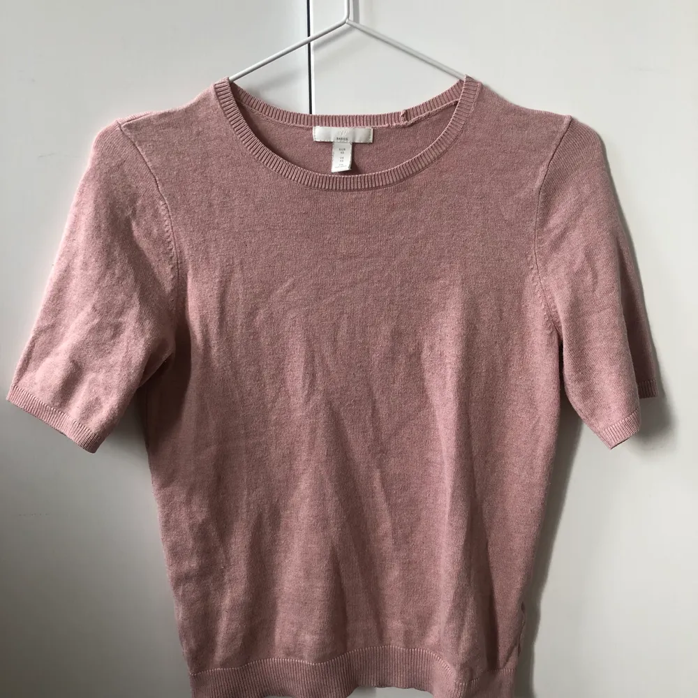 Rosa t-shirt från hm som inte kommer till användning. Fint skick. Köparen betalar för frakt.. T-shirts.