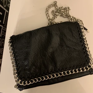 Tiamo väska - En svart tiamo väska (den större modellen). Använd fåtals gånger. Ny pris ca 450 - 500kr. Frakten står köparen för. Skriv om ni har några funderingar !!🤍💓🌸 