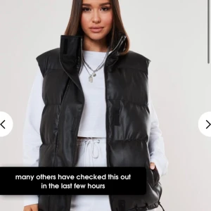 Oversized väst från Missguided - Väst i skinnimitation från Missguided, stl 34 men skulle säga att den är mer som en 36/38:a. Tyvärr inte kommit till användning på länge så därför säljs den nu. Väldigt bra skick. Kan mötas i Stockholm elr frakta, men då står köparen för frakten!