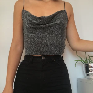 Linne - Snyggt linne med cowlneck. Visas på en s men passar även xs. Ursnygg att ha på fest. Går att klä både upp och ner. Passar med det mesta. Perfekt till nyår. Budgivning pågår!!!!