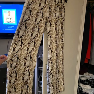 Kostymbyxor - Säljer mina snygga kostymbyxor ifrån nelly. De är aldrig använda. Storlek 36.