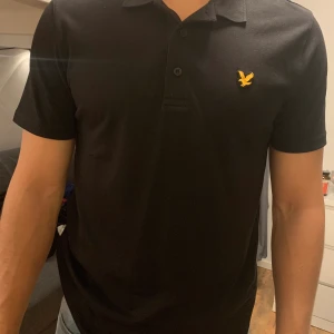 Lyle & Scott pike ny - Säljer denna helt nya pike från Lyle & Scott. Aldrig använd med lappar kvar. Storlek medium.