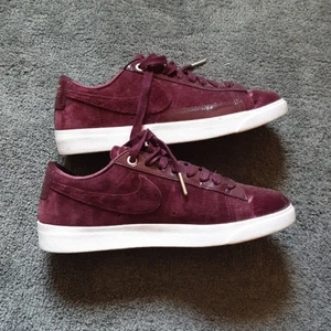 Vinröda Nike skor - Säljer dessa vinröda nikeskor då de tyvärr adrig kommer till användning, använda 2ggr så skorna är som nya! 