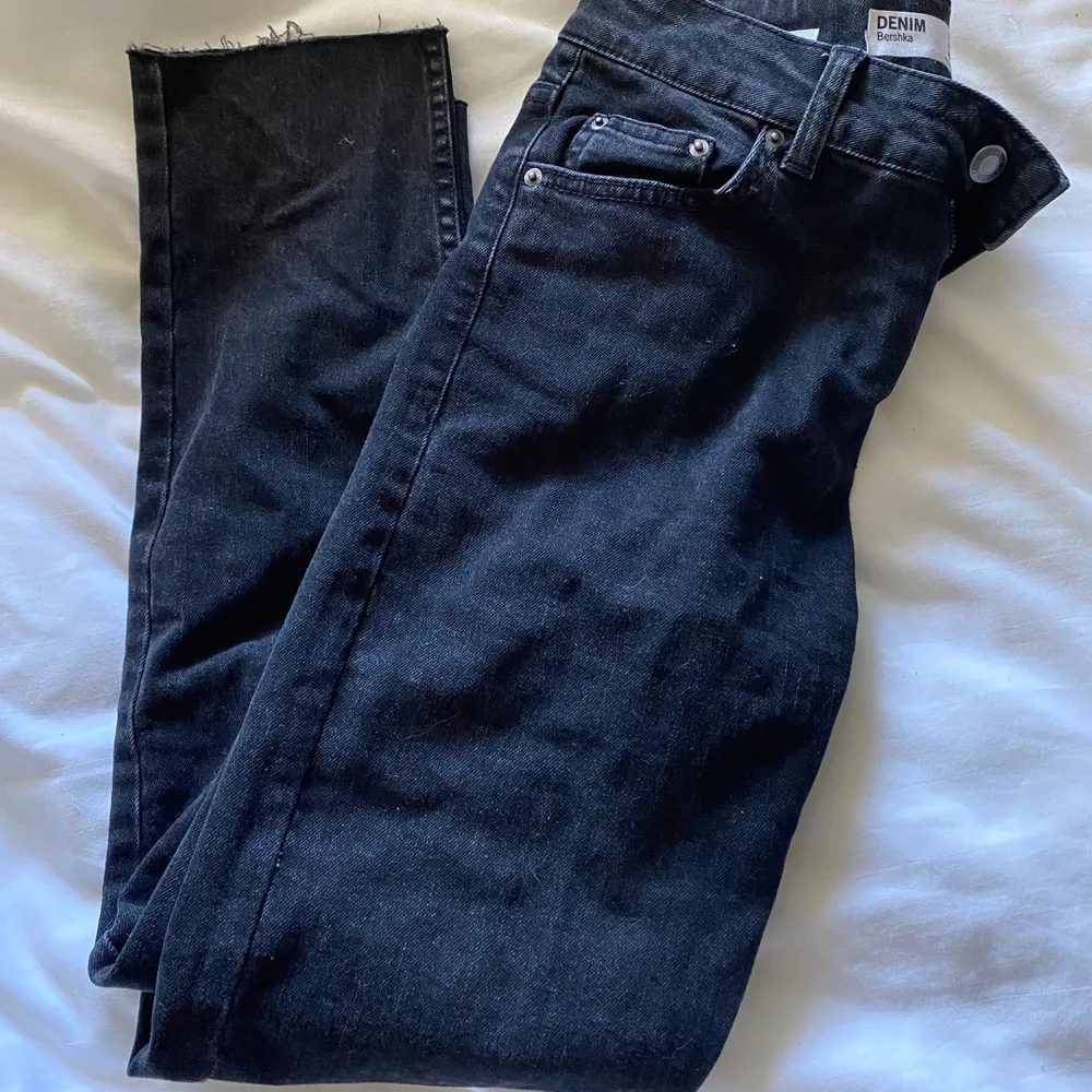 Raka svarta jeans från bershka, helt oanvända . Jeans & Byxor.