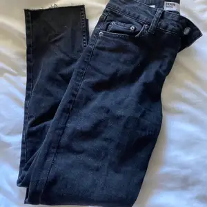 Raka svarta jeans från bershka, helt oanvända 