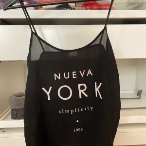 Svart linne  - Stl 34 men sitter som en 38 banden är ganska långa, inte använd så mycket 