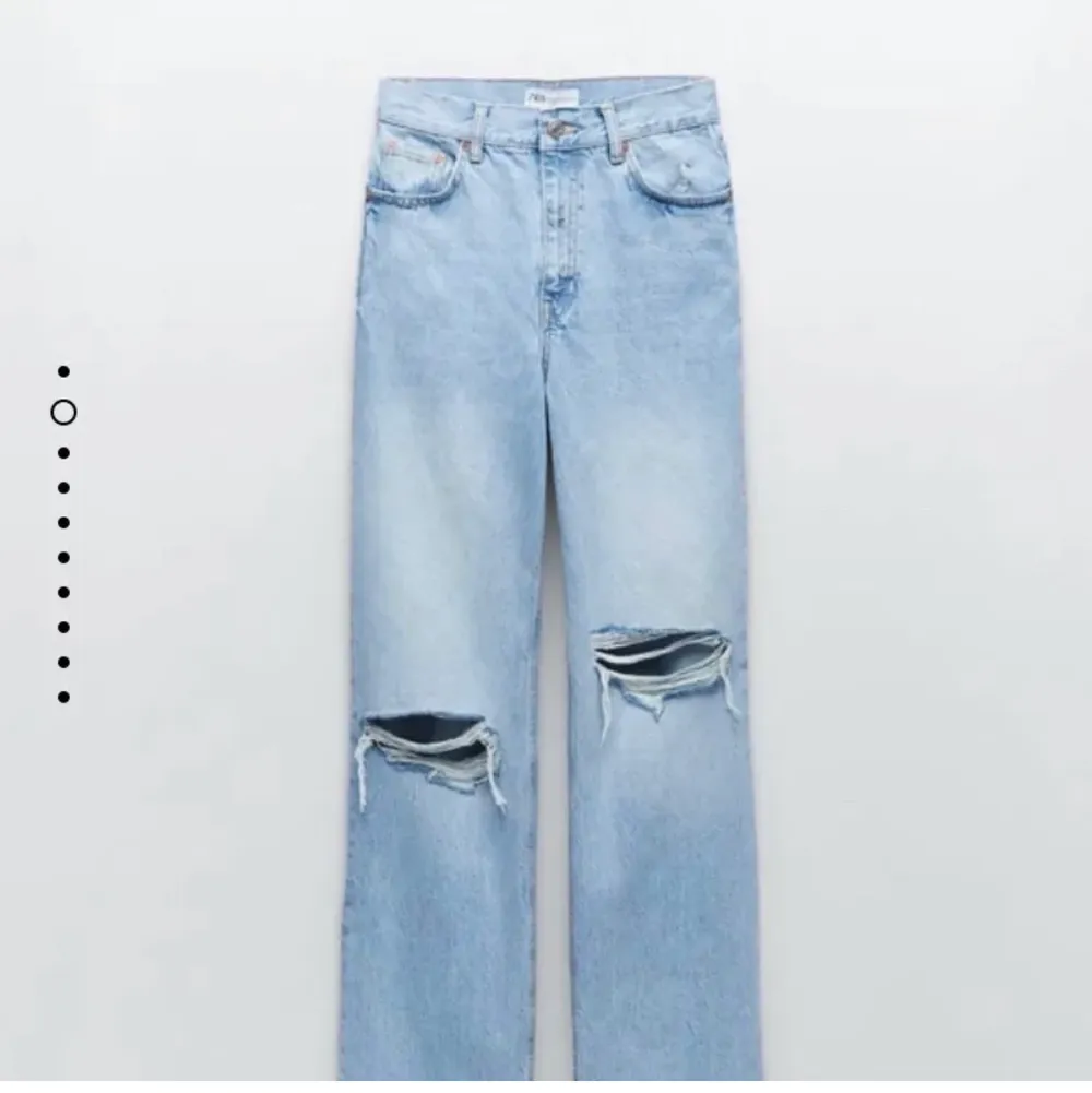 Jätte populära slutsålda jeans från zara, aldrig använda, stolek 32, 💕 budet börjar på 400kr . Jeans & Byxor.